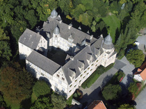 Das Internat Schloss Varenholz aus der Vogelperspektive.