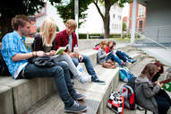 Schüler im Amphitheater der Schule